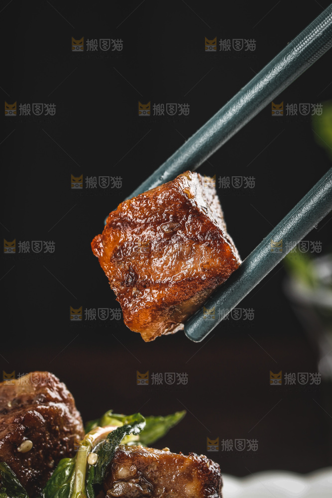 盘子里的薄荷牛肉