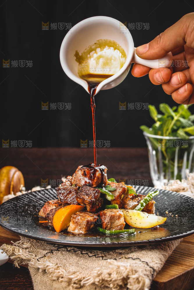 盘子里的黑椒牛肉粒