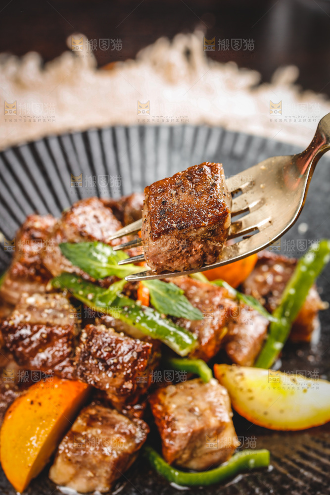 盘子里的黑椒牛肉粒