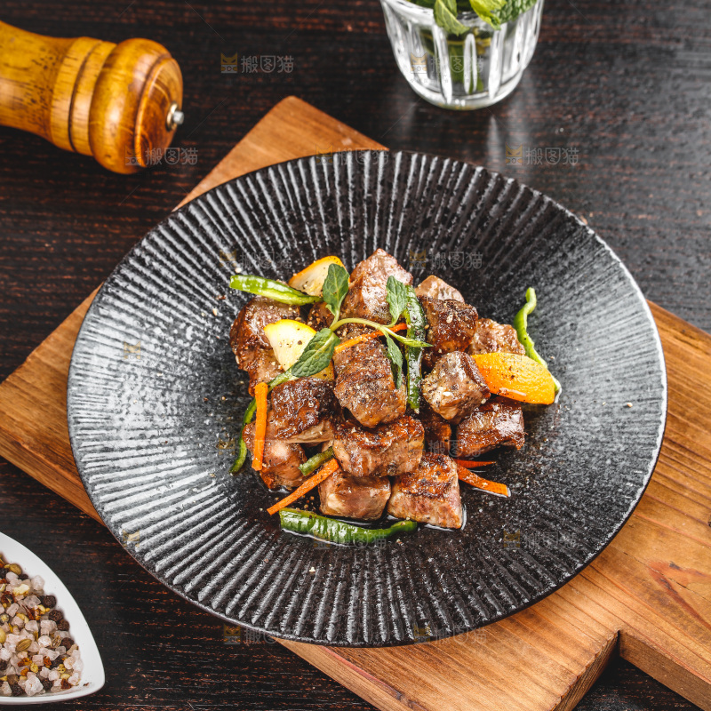 盘子里的黑椒牛肉粒