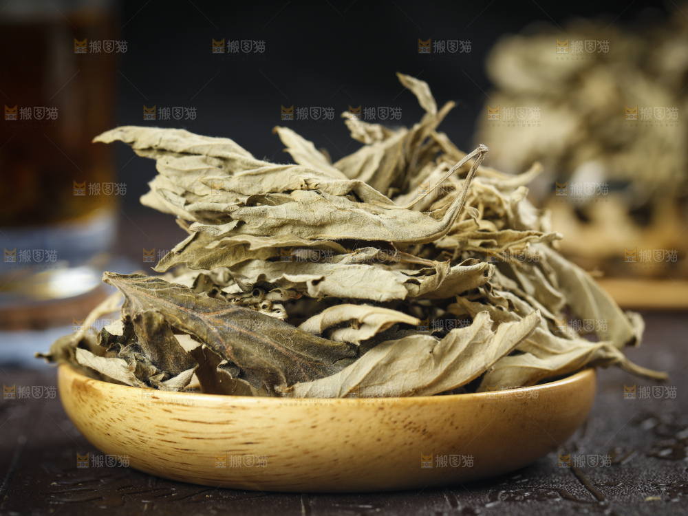深底上的干艾叶