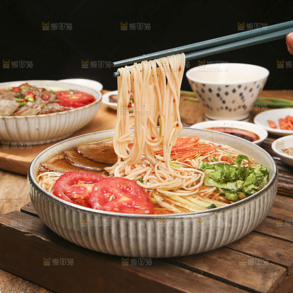 木底上的一碗冷面