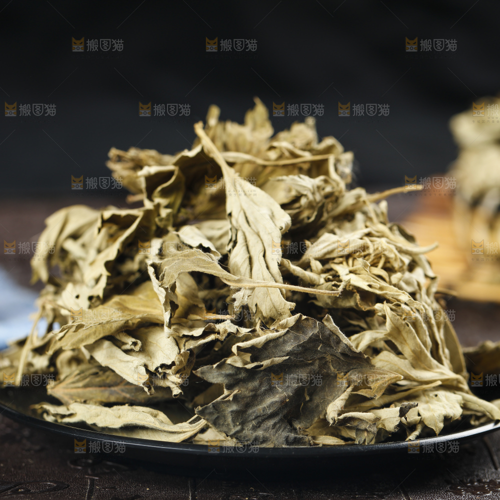 深底上的干艾叶