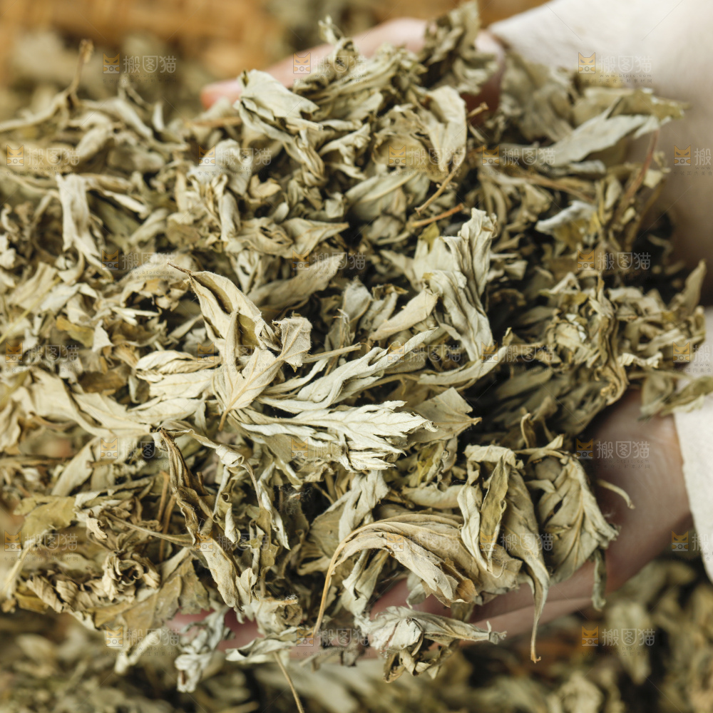 深底上的干艾叶