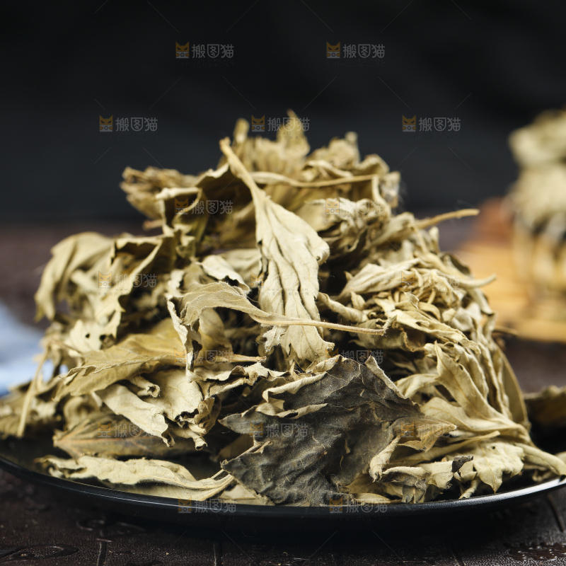 深底上的干艾叶
