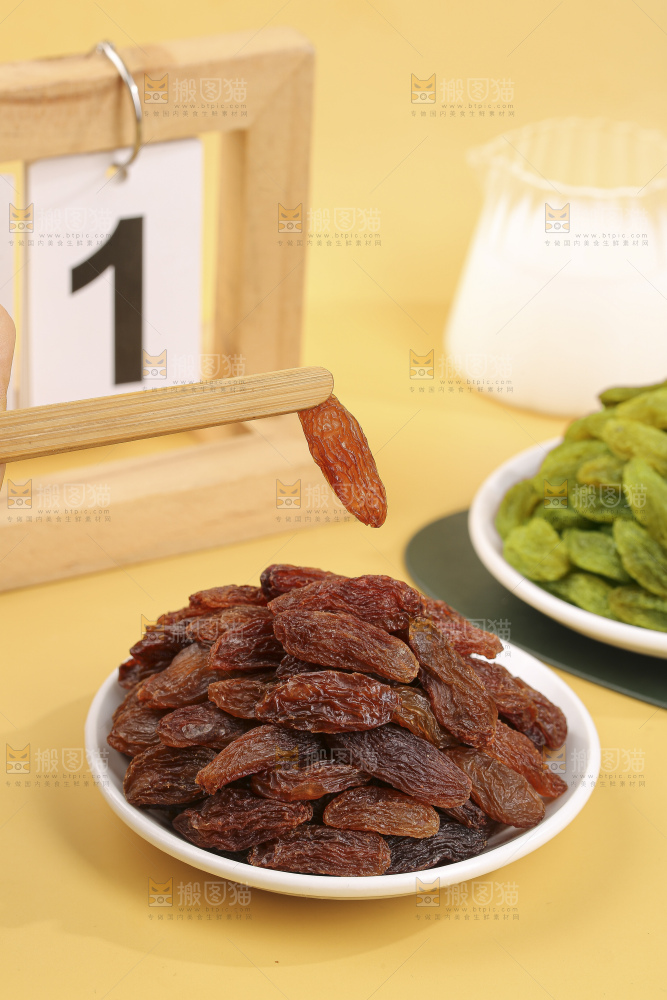 浅底上的双色葡萄干