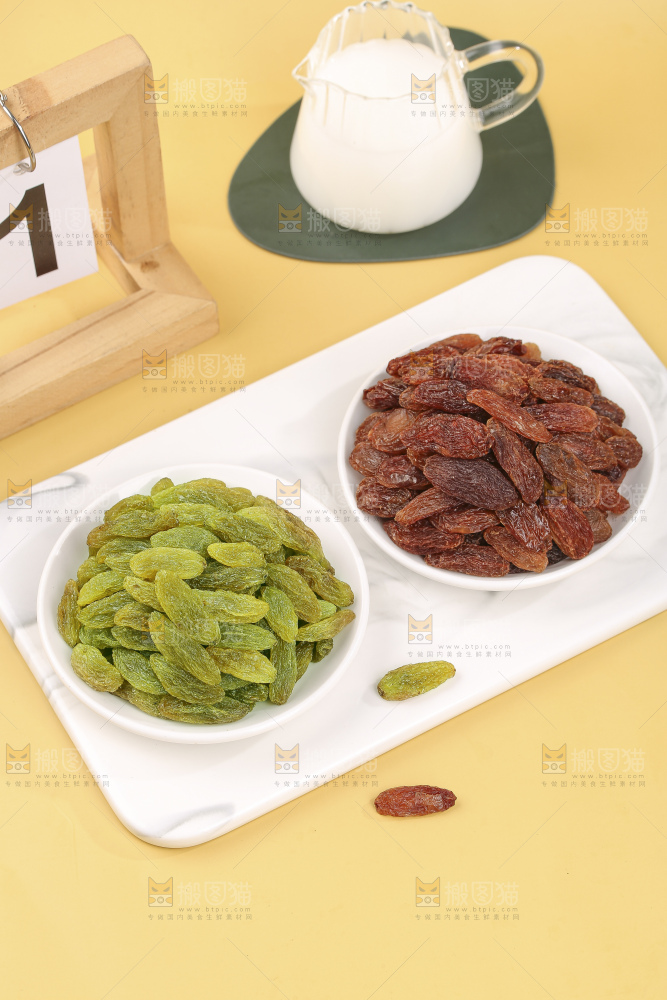浅底上的双色葡萄干