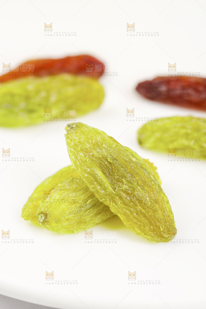 白底上的双色葡萄干