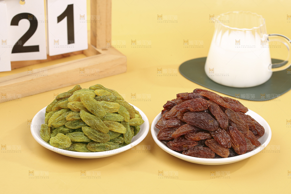 浅底上的双色葡萄干