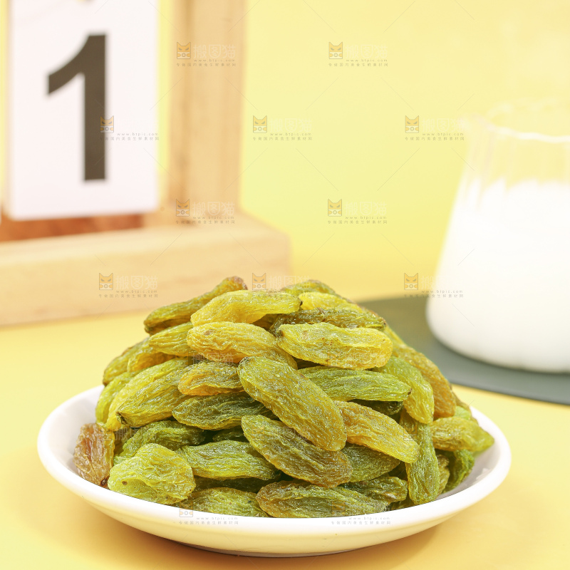 浅底上的双色葡萄干