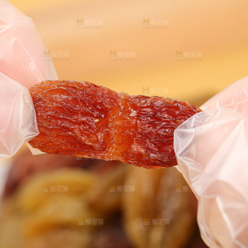 浅底上的双色葡萄干