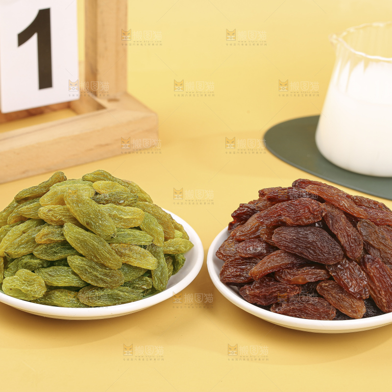 浅底上的双色葡萄干