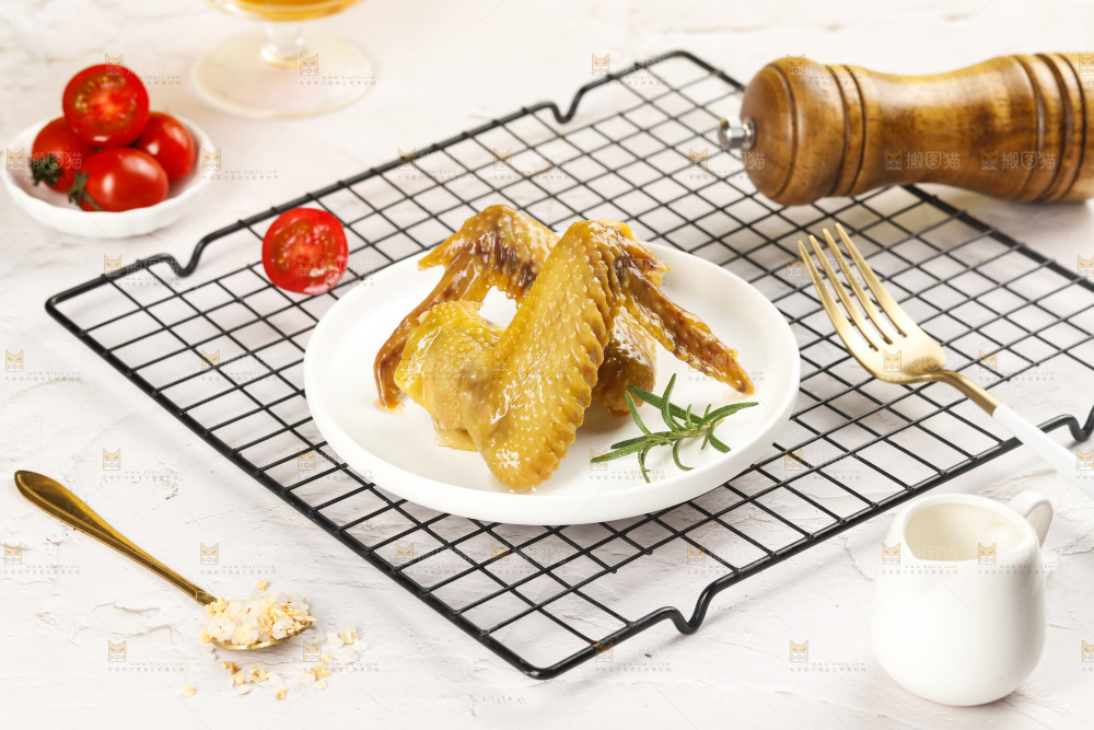 浅底上的鸡全翅