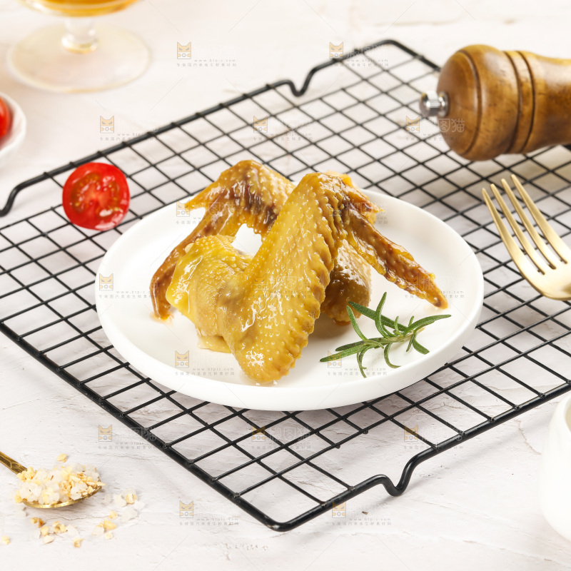 浅底上的鸡全翅