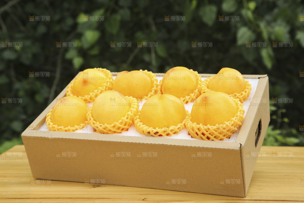 手里拿着黄油桃