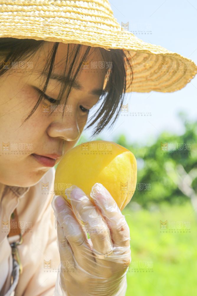 手里拿着黄毛桃