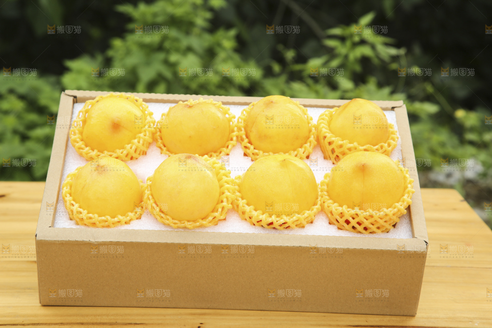 手里拿着黄油桃