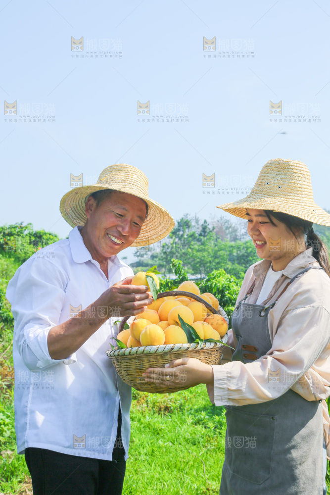 手里拿着黄毛桃