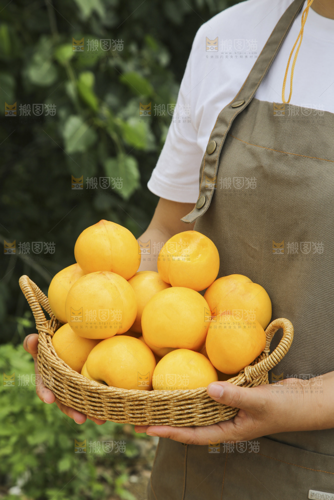 手里拿着黄油桃