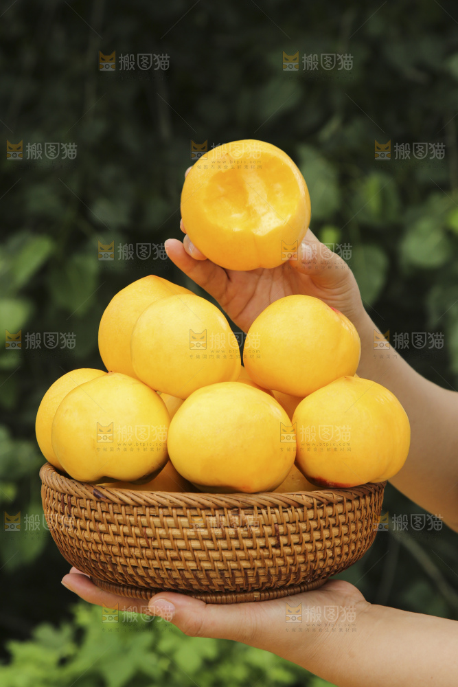 手里拿着黄油桃