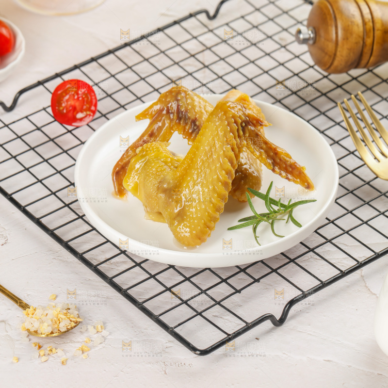 浅底上的鸡全翅