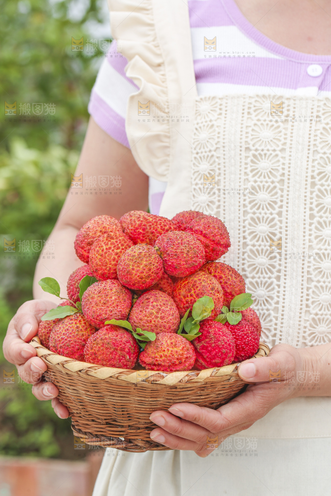 手里拿着无核荔枝