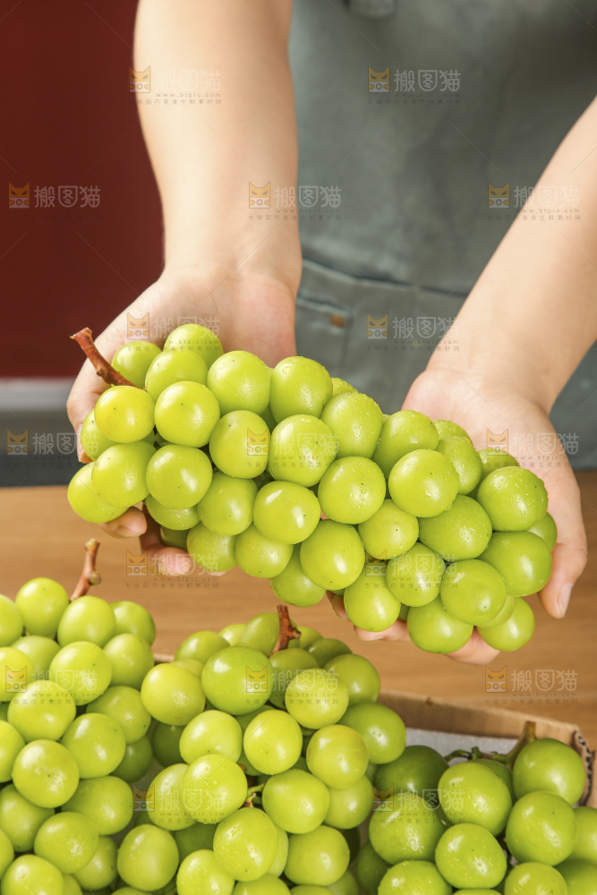 木底上的阳光玫瑰青提