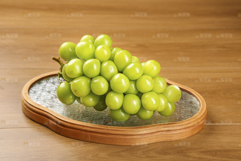 木底上的阳光玫瑰青提