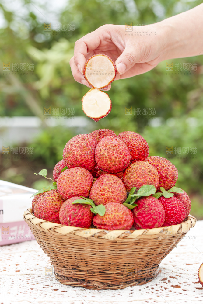 手里拿着无核荔枝