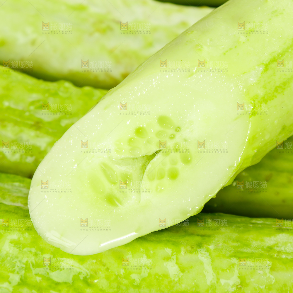 深底上的白玉黄瓜