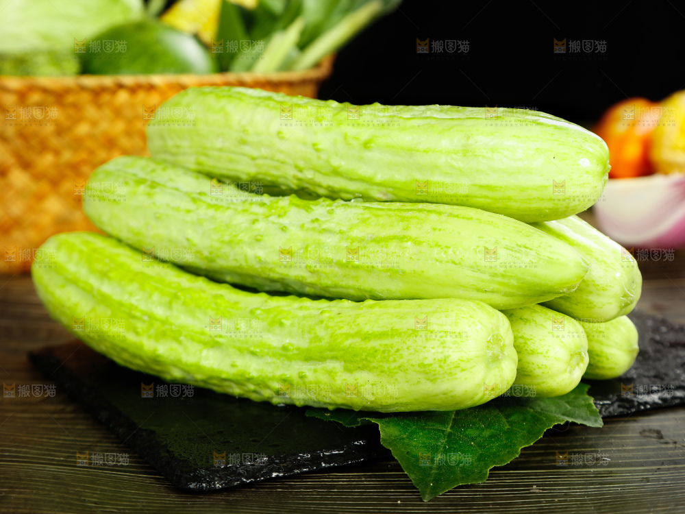 深底上的白玉黄瓜