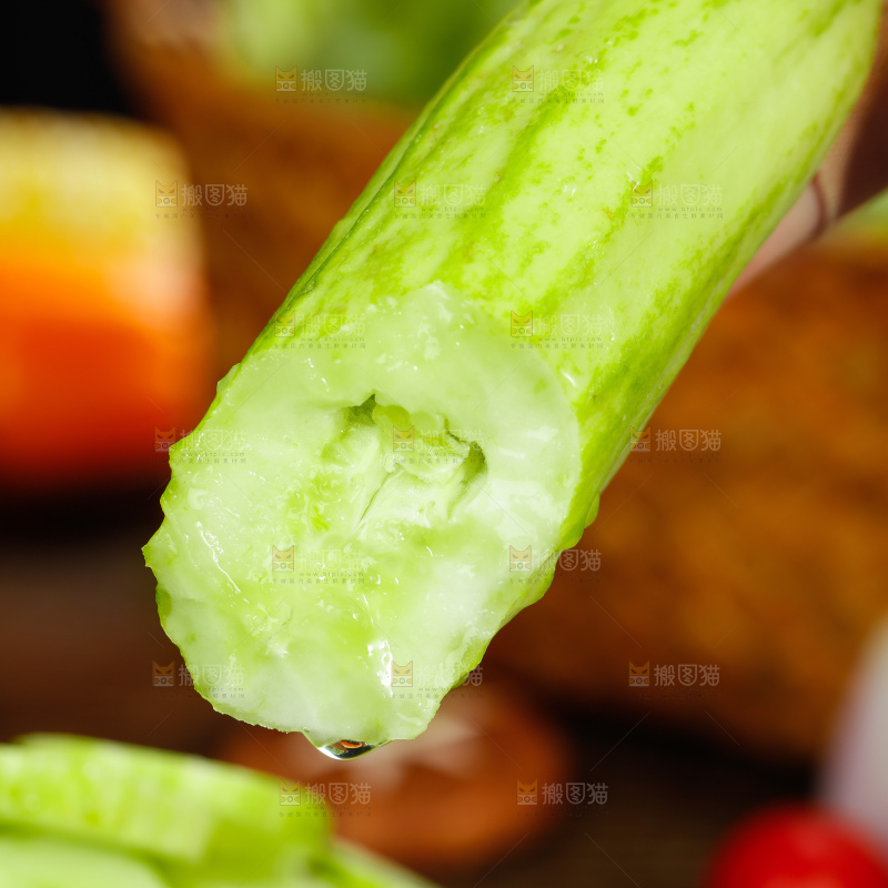 深底上的白玉黄瓜