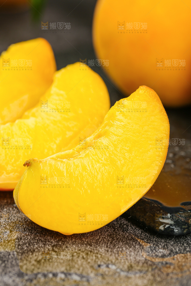 深底上的黄蜜桃