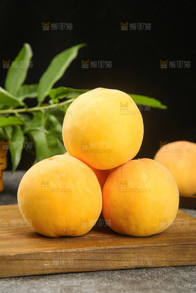 深底上的黄蜜桃