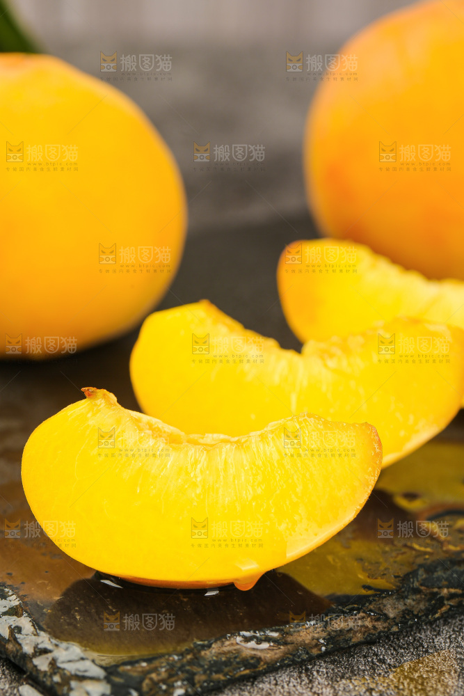 深底上的黄蜜桃