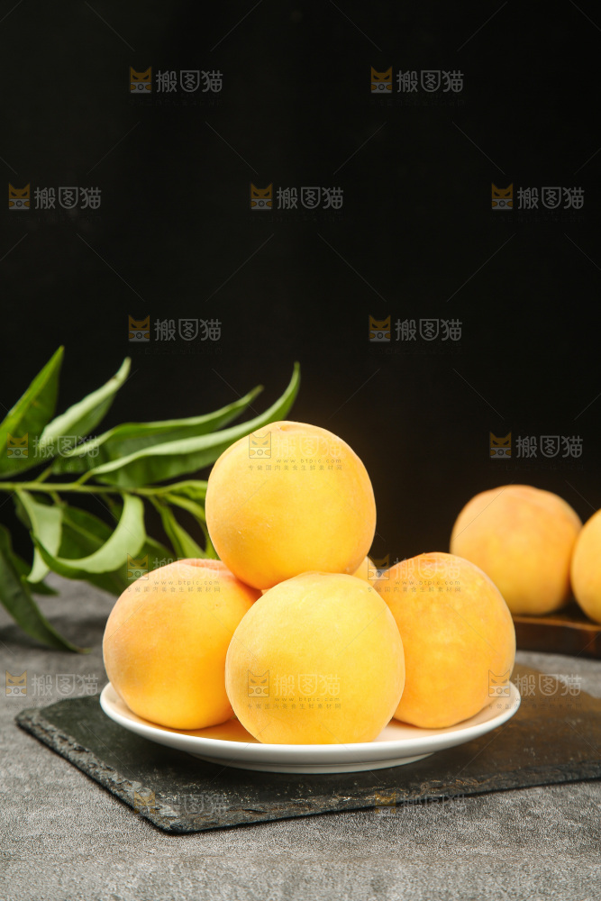 深底上的黄蜜桃
