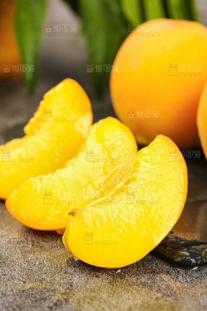 深底上的黄蜜桃