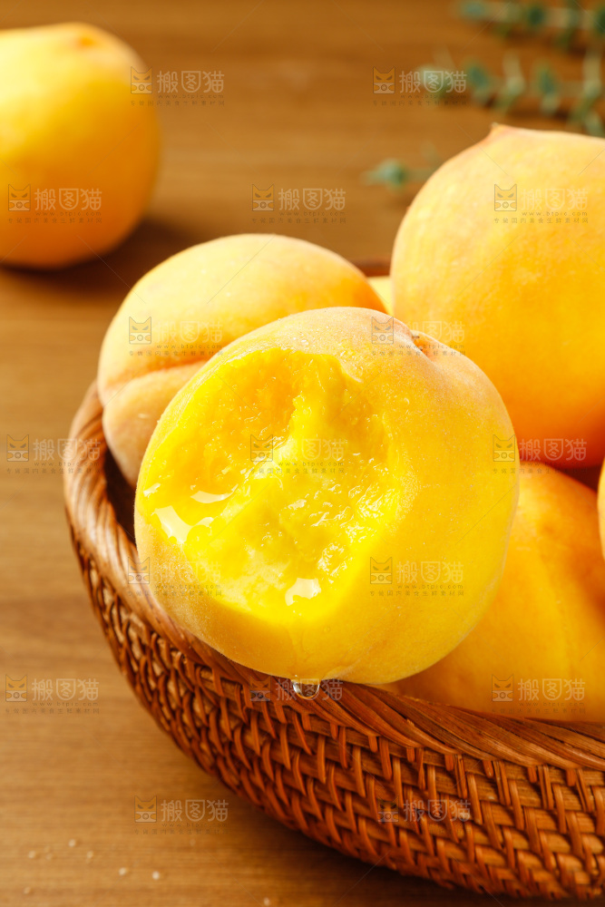 深底上的黄蜜桃