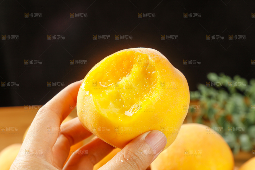 深底上的黄蜜桃