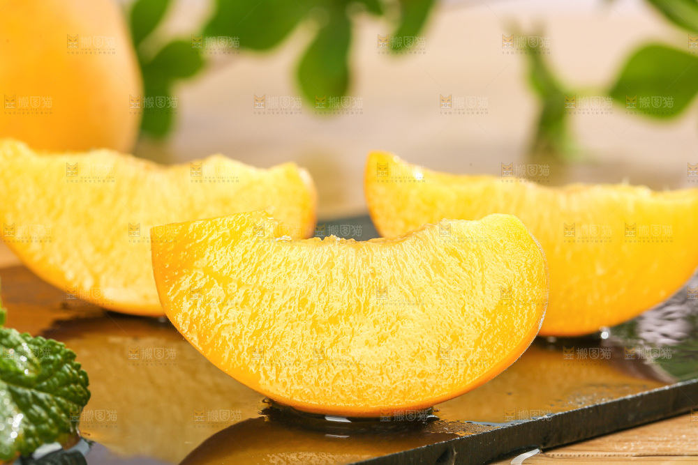 深底上的黄蜜桃