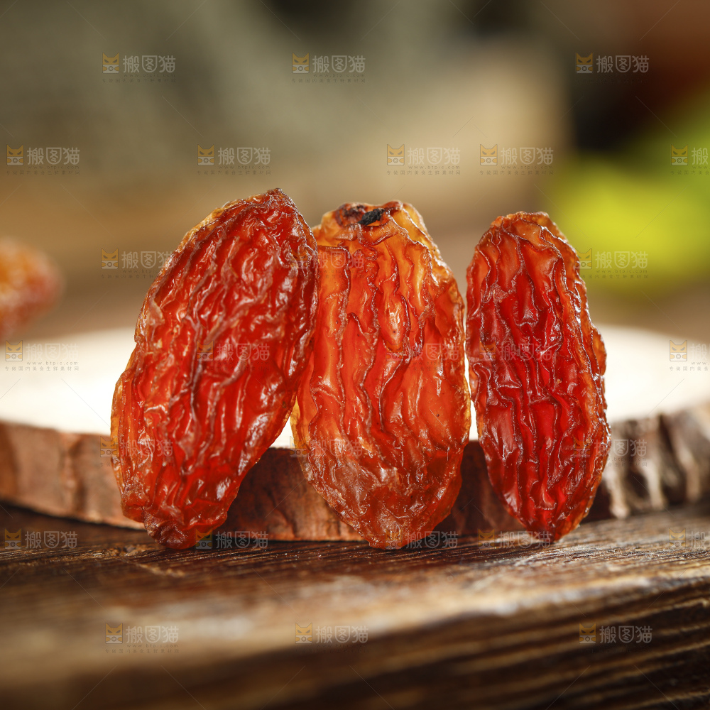 浅底上的红香妃葡萄干