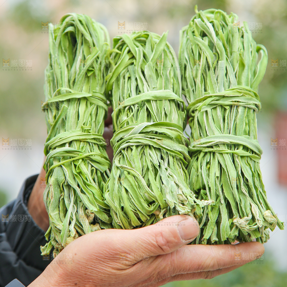 手里拿着贡菜