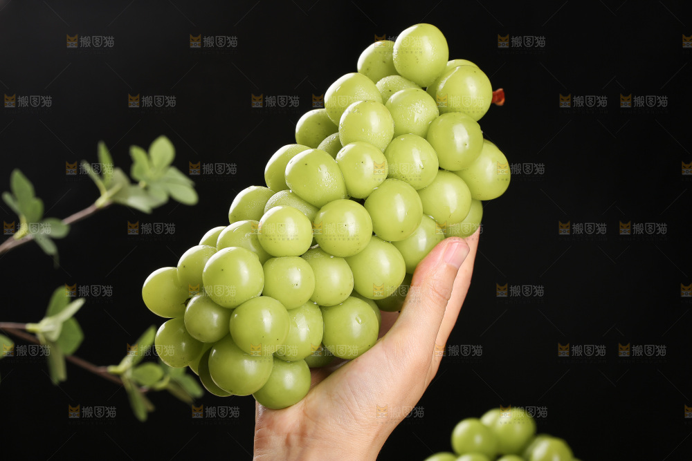 深底上的水晶葡萄