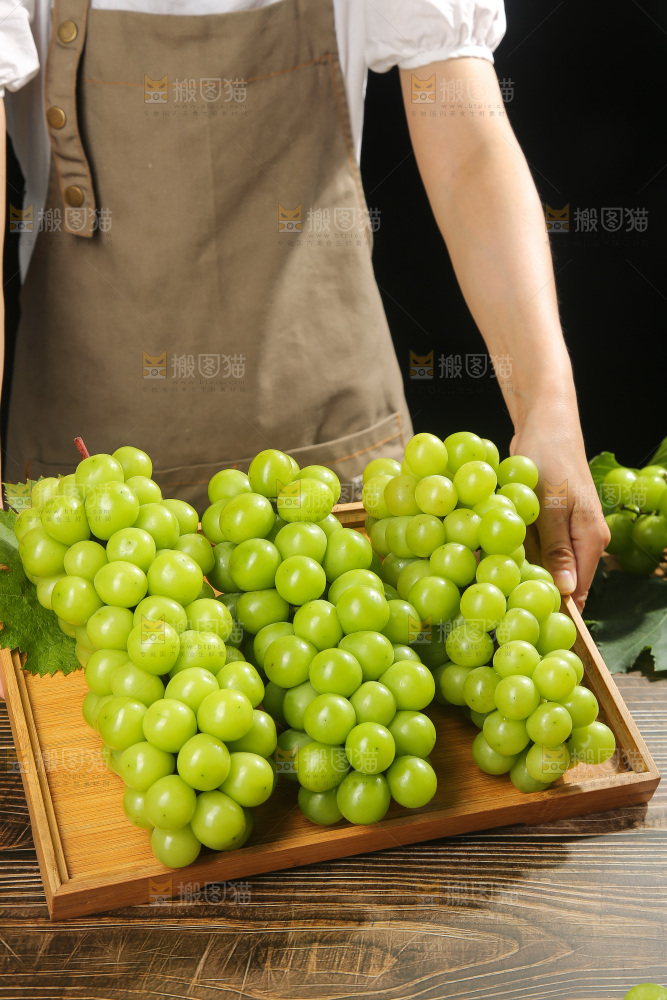 深底上放着阳光玫瑰青提