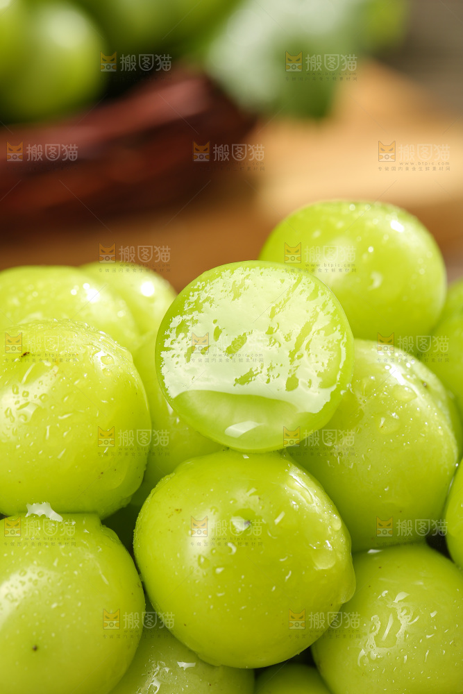 深底上放着阳光玫瑰青提