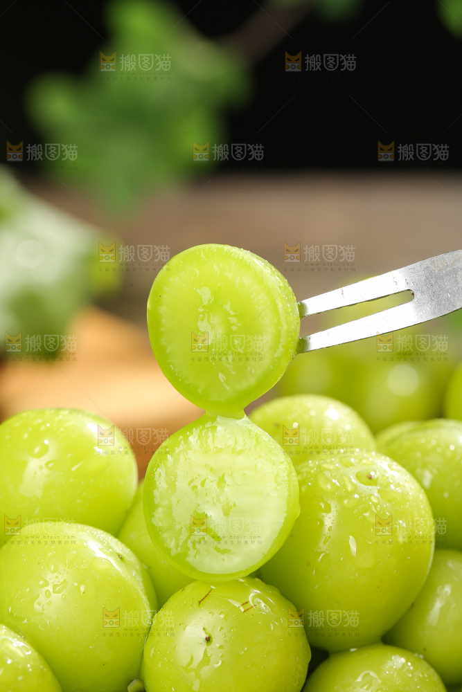 深底上放着阳光玫瑰青提