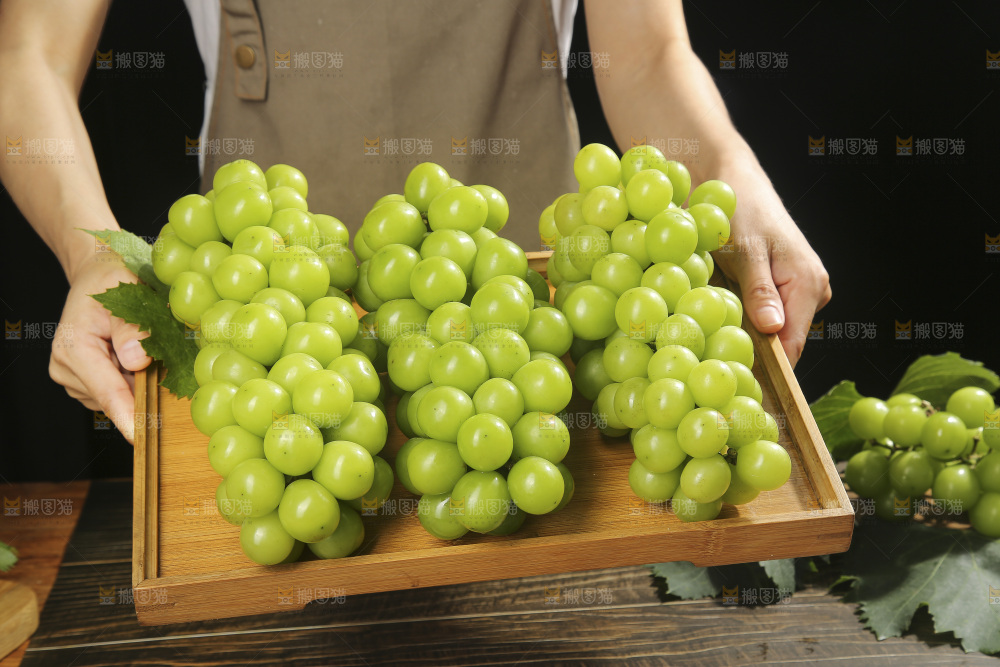 深底上放着阳光玫瑰青提