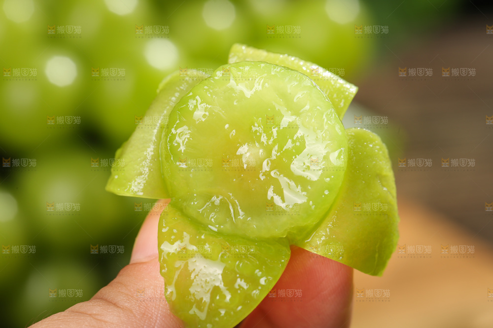 深底上放着阳光玫瑰青提