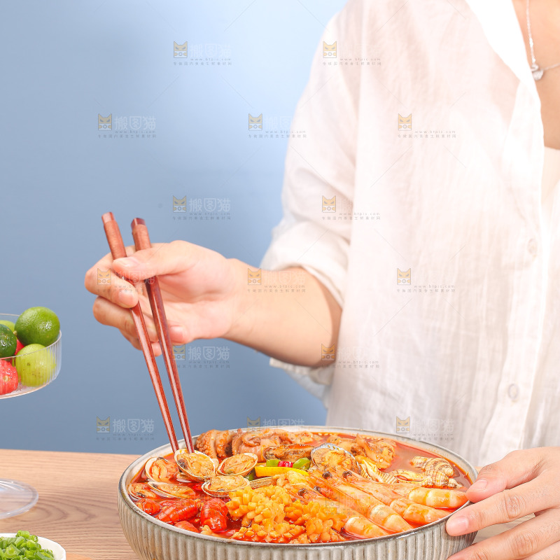 桌子上放着捞汁小海鲜