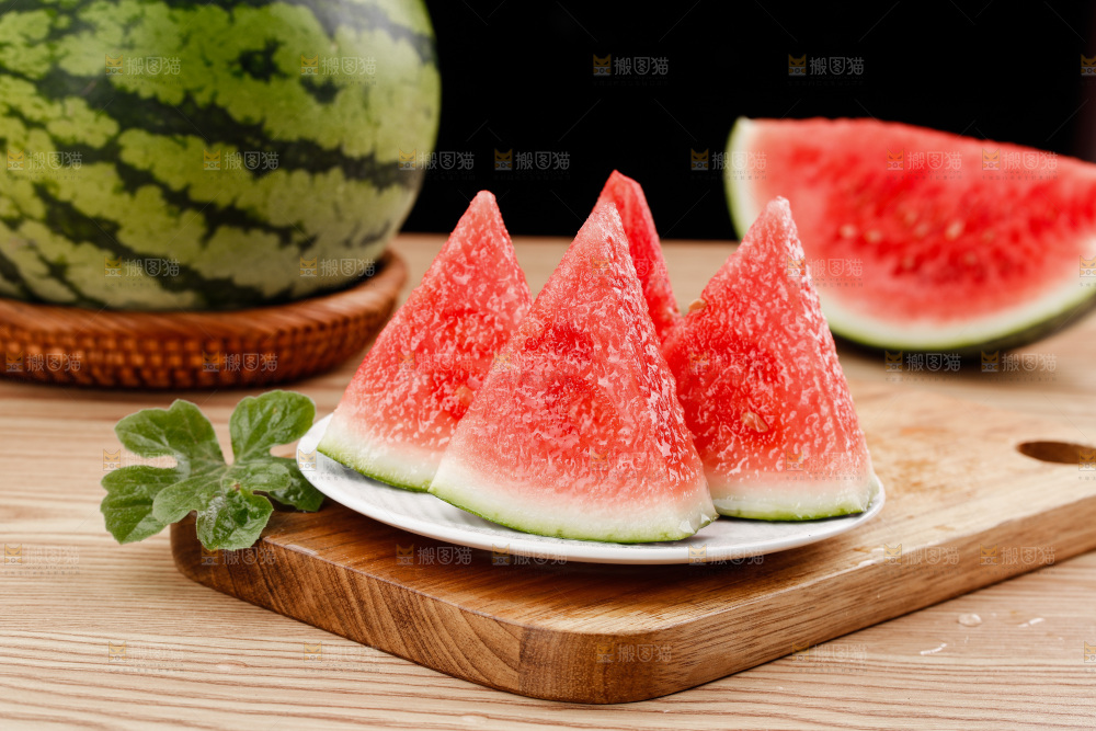 木底上的手撕西瓜